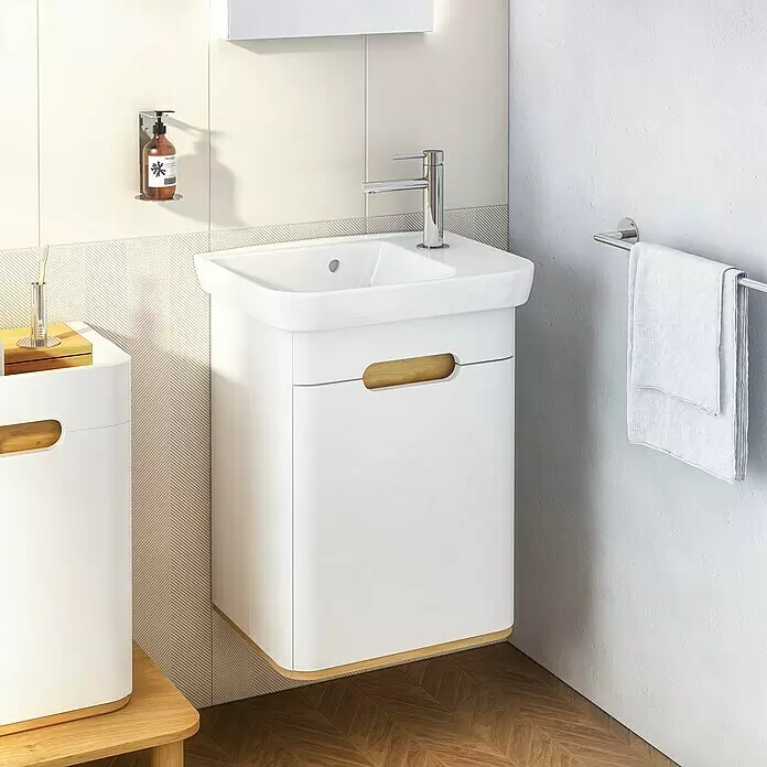 VitrA Sento Badmöbel-Set - Gesamtbreite Badmöbel: 50 cm, Weiß, Matt, DIN Anschlag: Links - Weiße wandmontierte Badmöbel mit integriertem Waschbecken und Holzgriffdetail, in einem modernen Badezimmer gezeigt.