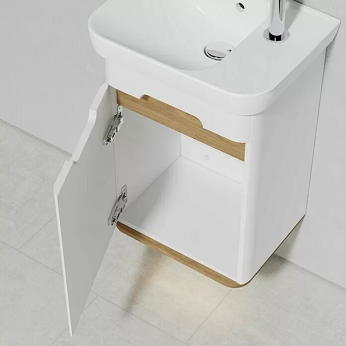VitrA Sento Badmöbel-Set - Gesamtbreite Badmöbel: 50 cm, Weiß, Matt, DIN Anschlag: Links - Weißer wandmontierter Badezimmerunterschrank mit Keramikwaschbecken und Chromarmatur, Tür offen mit Holzdetail.