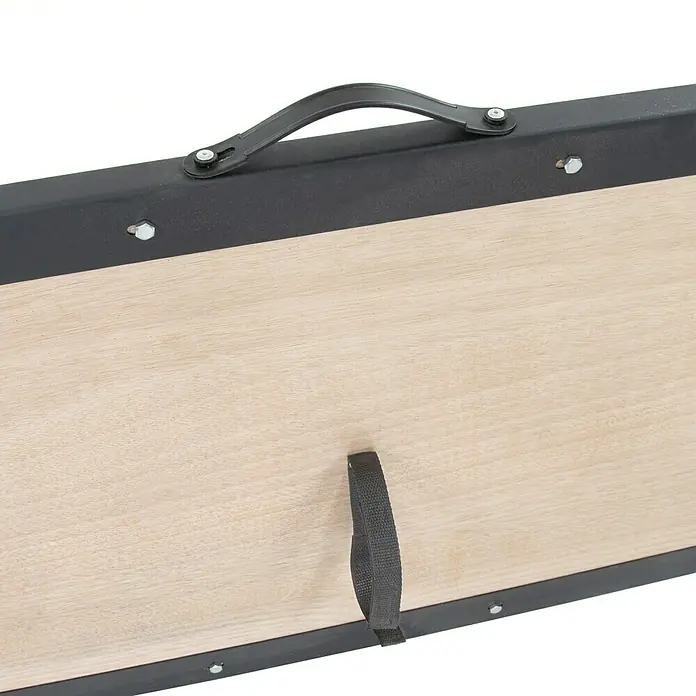 Rikta Werkbank klappbar - L x B: 100,5 x 50,6 cm, Arbeitshöhe: 84 cm, Belastbarkeit: 150 kg, Schwarz, Holz - Nahaufnahme einer klappbaren Massageliege mit Tragegriff und Befestigungselementen.