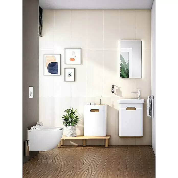 VitrA Sento Badmöbel-Set - Gesamtbreite Badmöbel: 50 cm, Weiß, Matt, DIN Anschlag: Links - Modernes Badezimmer mit wandhängender weißer Toilette, weißem Waschtisch und hohem weißen Lagerschrank, ergänzt durch warmen Fischgrätparkettboden.