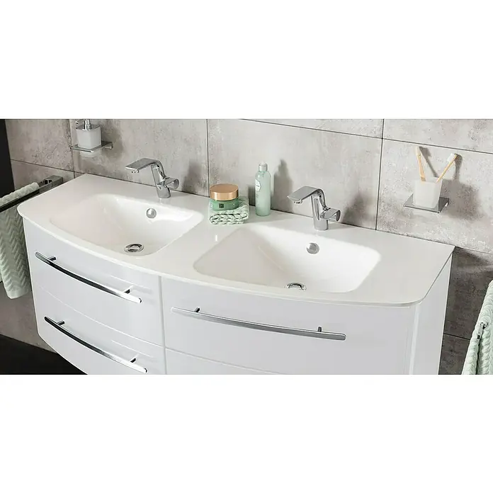 Lanzet Classico Doppelwaschtisch - 138,6 x 53,3 cm, Weiß - Modernes Badezimmer mit einem Doppelwaschtisch aus weißem Unterschrank und zwei Armaturen. Elegantes Design für ein stilvolles Ambiente.