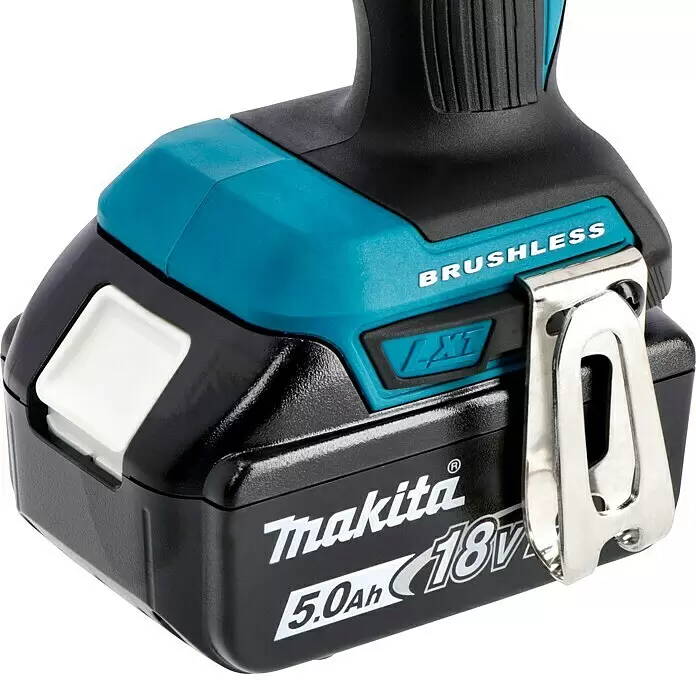 Makita LXT 18V Akku-Schlagschrauber DTD153RTJ - 18 V, 2 Akkus, 5 Ah, 170 Nm - Schwarzer Makita 18V 5.0Ah Akku mit türkisen Akzenten, "Brushless"-Aufschrift und silbernem Gürtelclip, an einem Elektrowerkzeug.
