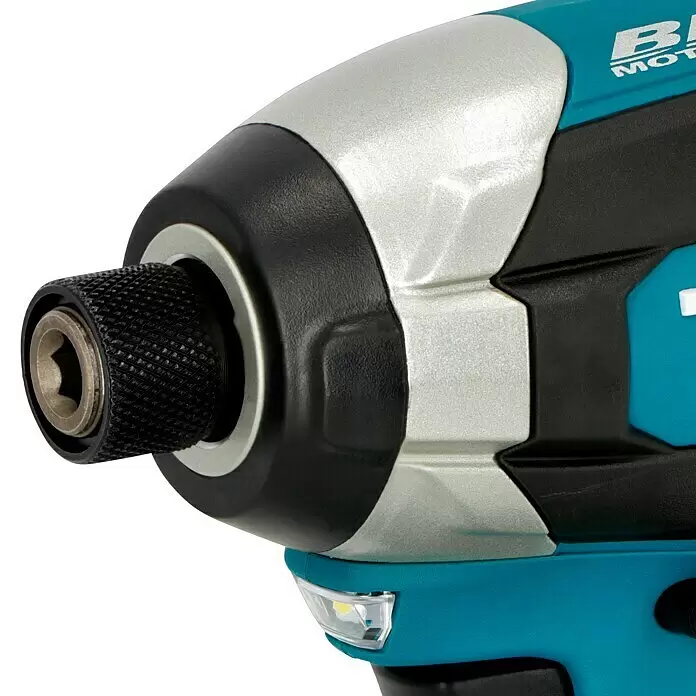 Makita LXT 18V Akku-Schlagschrauber DTD153Z - 18 V, Ohne Akku, 170 Nm - Nahaufnahme des teal- und silberfarbenen Schlagbohrkopfes mit schwarzem Rändelfutter und LED-Licht.