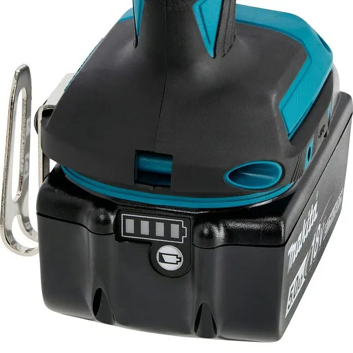 Makita LXT 18V Akku-Schlagschrauber DTD153RTJ - 18 V, 2 Akkus, 5 Ah, 170 Nm - Nahaufnahme eines Makita-Akkus, der an ein Elektrowerkzeug angeschlossen ist, mit Ladestandsanzeige. Das Produkt ist robust und leistungsstark.