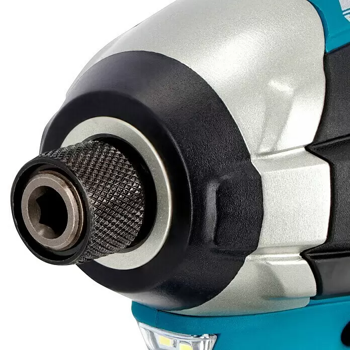 Makita LXT 18V Akku-Schlagschrauber DTD153RTJ - 18 V, 2 Akkus, 5 Ah, 170 Nm - Nahaufnahme des vorderen Teils eines Schlagschraubers mit silbergrauem Gehäuse, schwarzem Gummibereich, gerändeltem Sechskantfutter und LED-Licht darunter.
