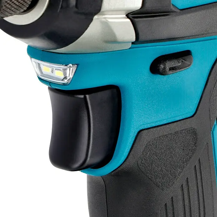 Makita LXT 18V Akku-Schlagschrauber DTD153RTJ + Artikelnr. 33855482 hinzufügen* - 18 V, 2 Akkus, 5 Ah, 170 Nm - Nahaufnahme des Akkuschraubers mit Akku, der Marke Makita. Der Akkuschrauber ist blau und schwarz und hat einen schwarzen Griff.
