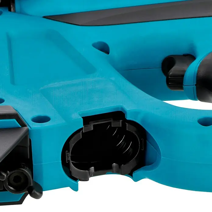 Makita Akku-Gasnagler GN420CLSE - 7,2 V, 2 Akkus, Länge Nagel: 15 mm - 40 mm - Nahaufnahme des Akku-Fach eines blauen Werkzeugs. Das Fach ist leer und bereit für einen Akku.