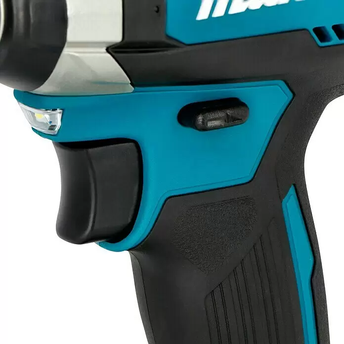 Makita LXT 18V Akku-Schlagschrauber DTD153Z - 18 V, Ohne Akku, 170 Nm - Nahaufnahme eines schwarz-türkisen Elektrowerkzeuggriffs mit strukturiertem Griff, Abzug, Vorwärts-/Rückwärtsschalter und LED-Licht.