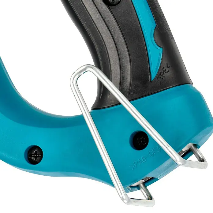 Makita Akku-Gasnagler GN420CLSE - 7,2 V, 2 Akkus, Länge Nagel: 15 mm - 40 mm - Nahaufnahme einer blauen Gartenschere mit Metallschnalle und schwarzem Griff, ideal zum Beschneiden und für die Gartenpflege.