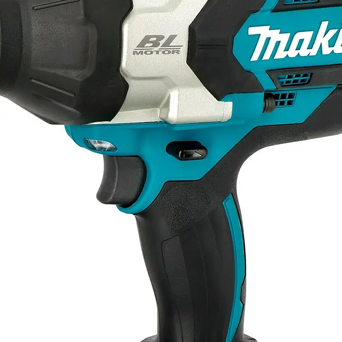 Makita LXT 18V Akku-Schlagschrauber DTW1001Z - 18 V, Ohne Akku, 1.700 Nm - Nahaufnahme eines Makita Akku-Schlagschraubers mit BL Motor, Fokus auf Auslöser, Licht und Griff.
