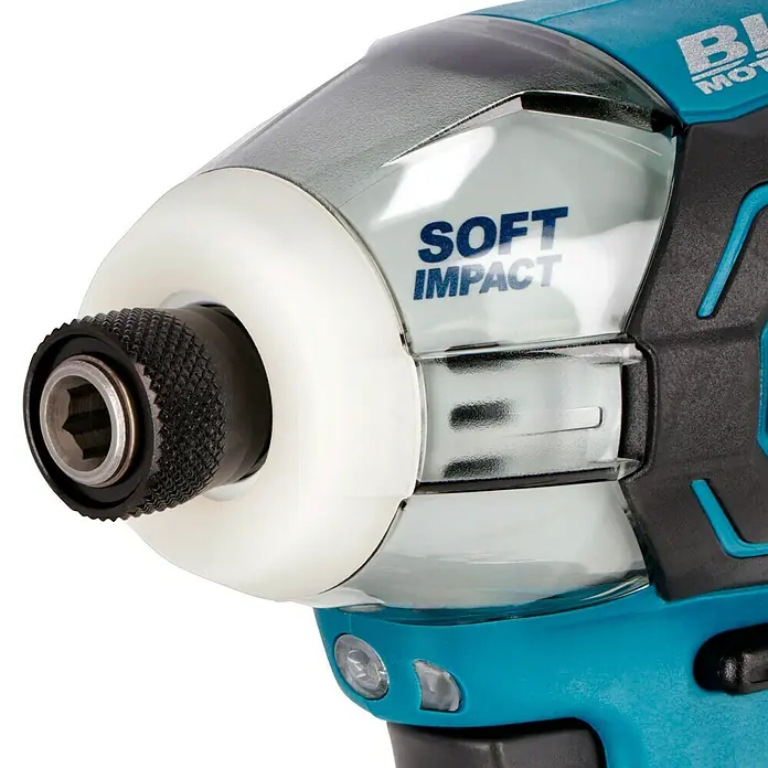 Makita LXT 18V Akku-Impulsschrauber DTS141RTJ - 18 V, 2 Akkus, 5 Ah, 40 Nm - Nahaufnahme eines Akku-Schlagschraubers mit der Aufschrift "Soft Impact", ideal für präzise Arbeiten.