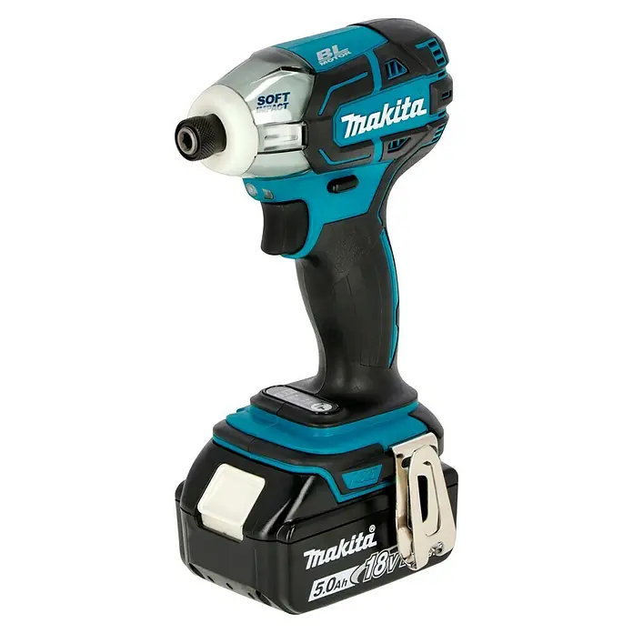 Makita LXT 18V Akku-Impulsschrauber DTS141RTJ - 18 V, 2 Akkus, 5 Ah, 40 Nm - Nahaufnahme eines Makita Akku-Schlagschraubers mit blaugrünen Akzenten und einem 18V Akku. Ideal für Heimwerker und Profis.