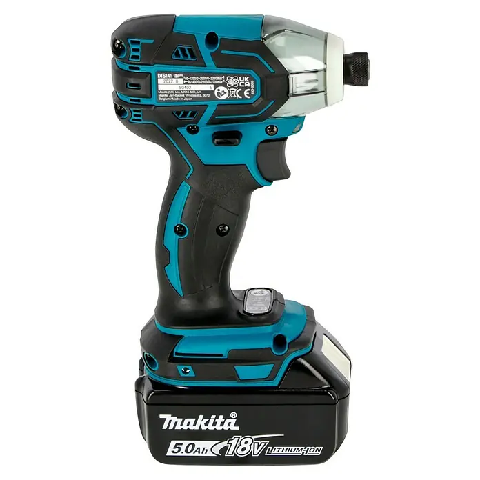 Makita LXT 18V Akku-Impulsschrauber DTS141RTJ - 18 V, 2 Akkus, 5 Ah, 40 Nm - Nahaufnahme des Makita DTS141 18V Akku-Schlagschraubers, ein robustes Werkzeug mit 5.0Ah Akku, ideal für professionelle Anwendungen.