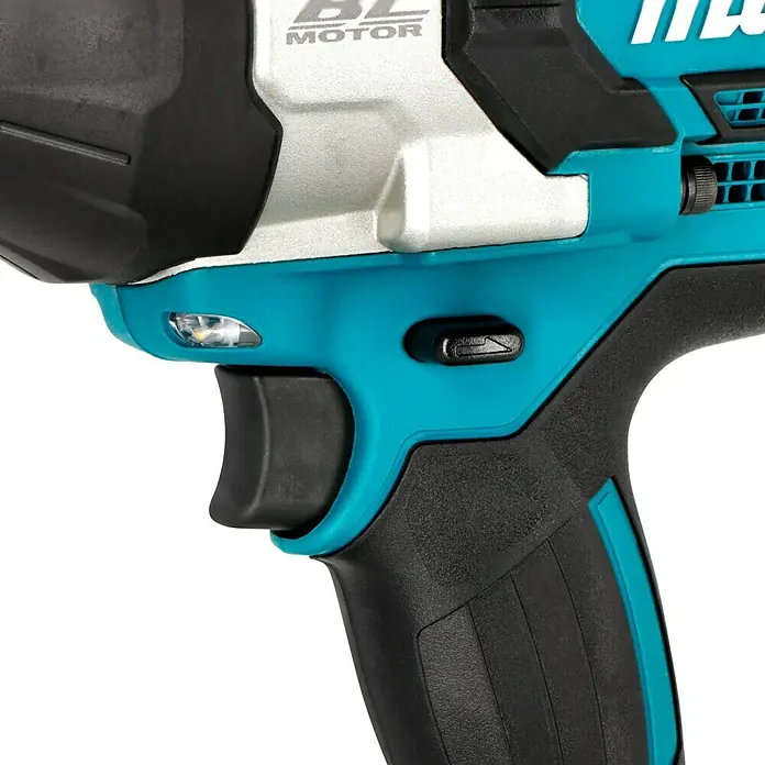 Makita LXT 18V Akku-Schlagschrauber TW1001RTJ - 18 V, 2 Akkus, 5 Ah, 1.700 Nm - Nahaufnahme eines Makita-Schlagschraubers mit Akku, ideal für anspruchsvolle Schraubarbeiten.
