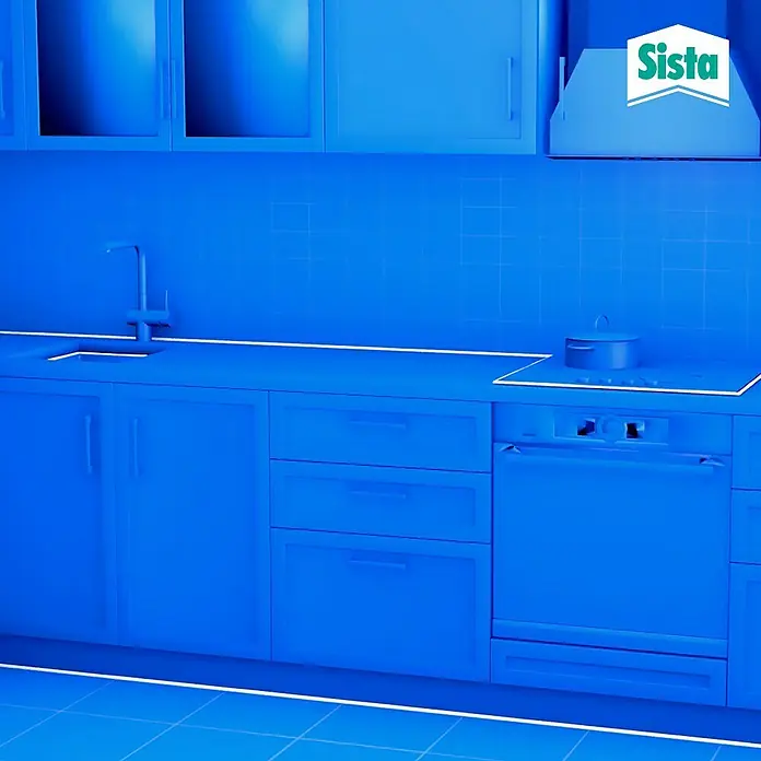 Sista Küchen-Silikon Bad & Küche - Transparent, 100 ml - Ein blaues Küchenmodell mit Sista-Logo. Die Küche ist komplett in Blau gehalten und zeigt eine Spüle, Kochfeld und Schränke.