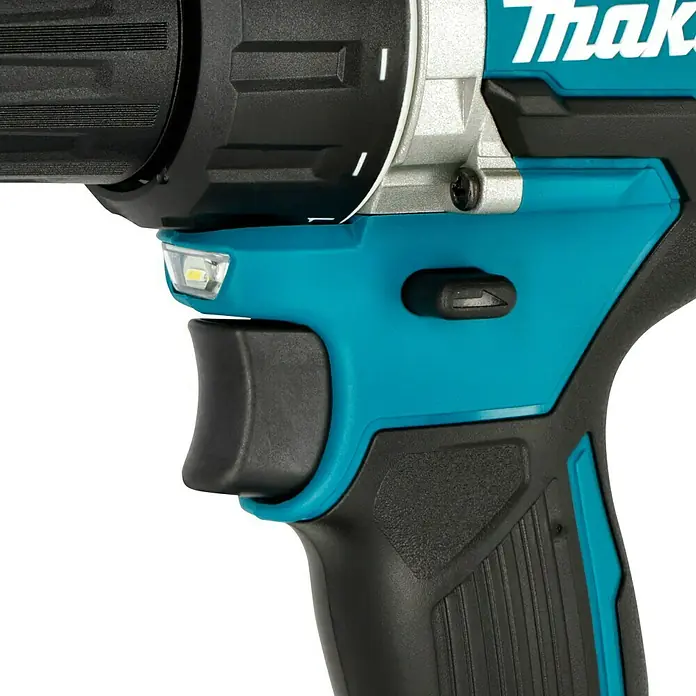 Makita LXT 18V Akku-Bohrschrauber DDF484RTJ - 18 V, 2 Akkus, 5 Ah, 54 Nm - Nahaufnahme einer Akku-Bohrmaschine von Makita, die Details wie Bohrfutter, LED-Licht, Auslöser und Griff hervorhebt.
