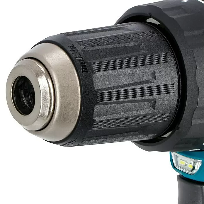 Makita LXT 18V Taladro atornillador percutor de batería DHP484 - 18 V, 2 baterías, 5 Ah, 54 Nm, Número máx. de impactos: 30.000 /min - Primer plano del portabrocas plateado y negro de un taladro inalámbrico, mostrando parte del cuerpo y una luz LED.