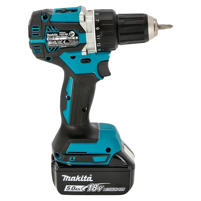 Makita LXT 18V Akku-Bohrschrauber DDF484RTJ + Artikelnr. 33855482 hinzufügen* - 18 V, 2 Akkus, 5 Ah, 54 Nm - Nahaufnahme eines Makita DDF484 Akku-Bohrschraubers mit 18V Lithium-Ionen Akku.