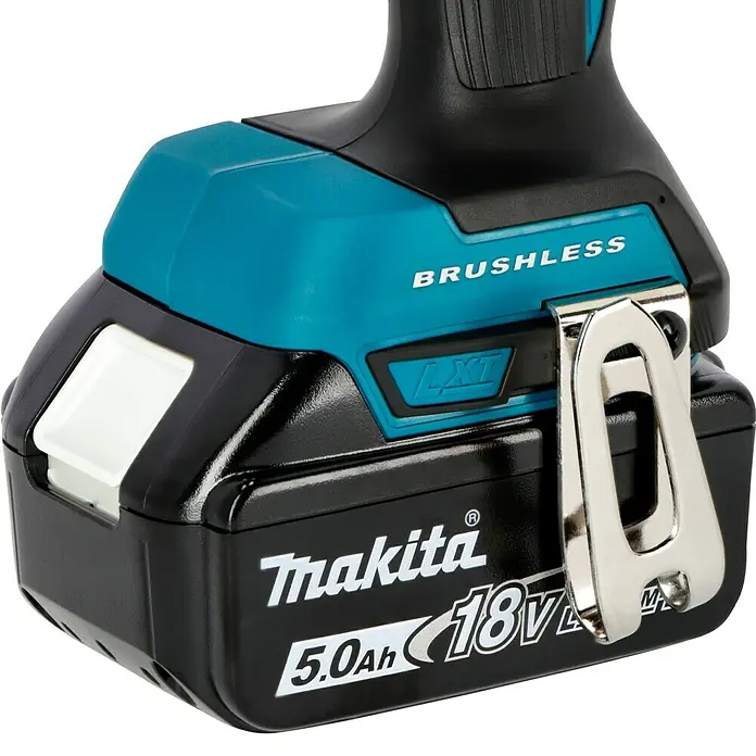 Makita LXT 18V Akku-Bohrschrauber DDF484RTJ - 18 V, 2 Akkus, 5 Ah, 54 Nm - Nahaufnahme des Makita Akku-Packs mit 18V und 5.0Ah für Werkzeuge, mit Details wie "Brushless" Beschriftung und LXT-Logo.