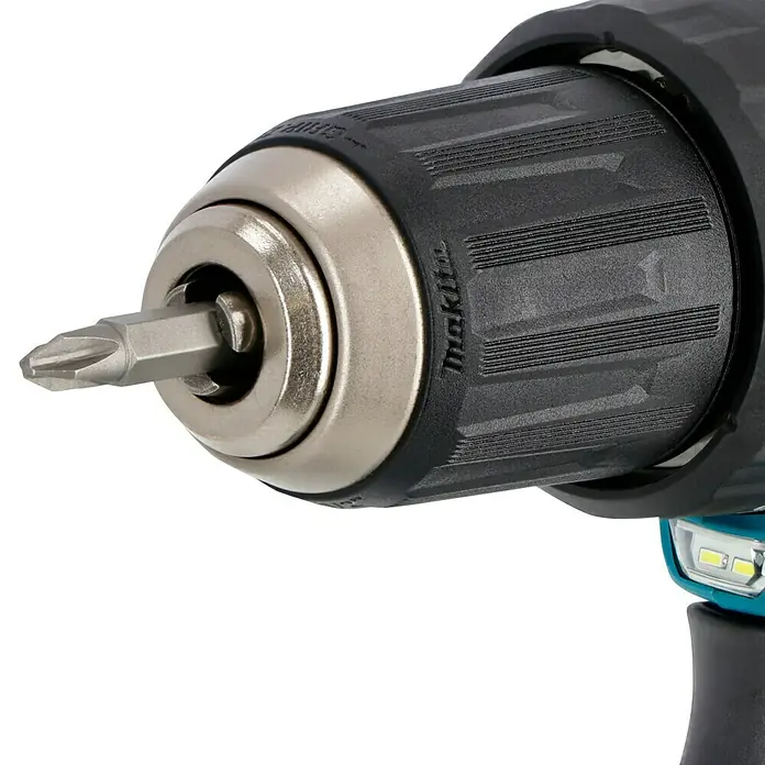Makita LXT 18V Akku-Schlagbohrschrauber DHP484RTJ + Artikelnr. 33855482 hinzufügen* - 18 V, 2 Akkus, 54 Nm, Max. Schlagzahl: 30.000 /min - Nahaufnahme einer Makita Bohrmaschine mit eingesetztem Schraubendreherbit und LED-Licht.
