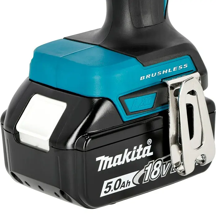 Makita LXT 18V Akku-Schlagbohrschrauber DHP485RTJ - 18 V, 2 Akkus, 5 Ah, 50 Nm - Nahaufnahme eines Makita 5.0Ah 18V Akkus mit der Aufschrift „Brushless“ auf einem Werkzeug.