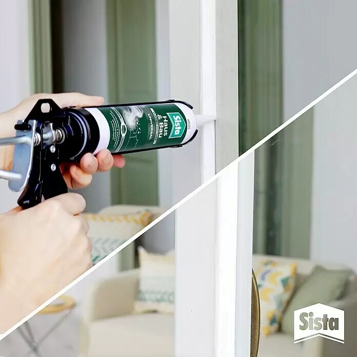 Sista Silikon Haus & Bau Universal - Weiß, 280 ml, Lösemittelfrei - Hände tragen weißen Sista Dichtstoff aus einer grün-weißen Kartusche mit einer Kartuschenpistole auf einen Türrahmen auf.