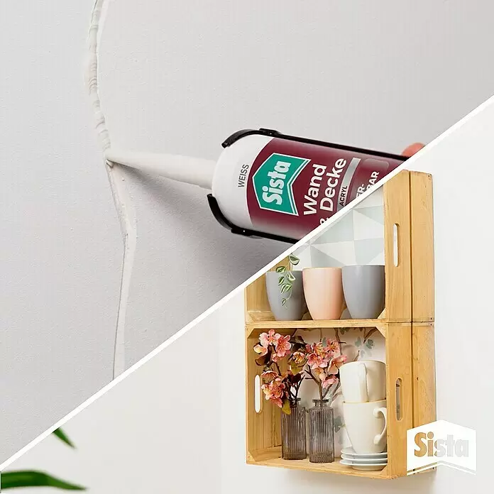 Sista Acryl Wand & Decke - Weiß, 280 ml - Sista „Wand & Decke Acryl“ Dichtmasse wird auf einen Wandriss aufgetragen, daneben ein dekoriertes Regal aus Holzkisten.