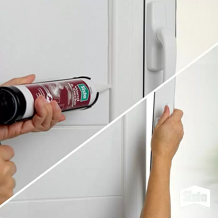 Sista Acryl Wand & Decke - Weiß, 280 ml - Hände tragen weißen Sista Acryl-Dichtstoff auf eine Fuge an einem weißen Rahmen auf, daneben ein geschlossener Fenstergriff.