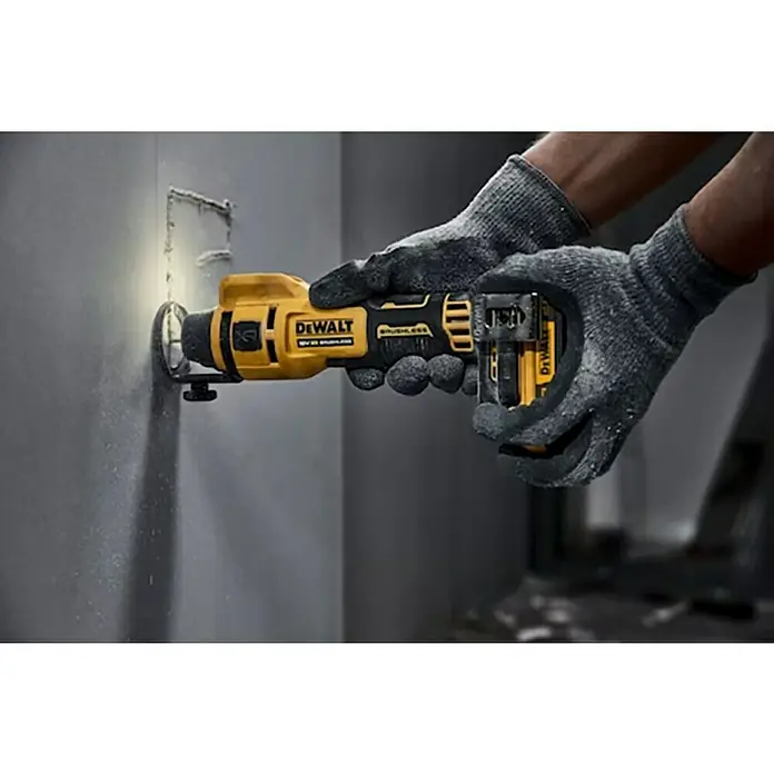 DeWalt XR 18V Sierra de sable de batería DCE555N-XJ - 18 V, Sin batería, Número de oscilaciones marcha en vacío: 26.000 r.p.m. - Imagen de una herramienta de corte de paneles de yeso inalámbrica DeWalt en uso, sujeta con guantes, mientras corta una pared.