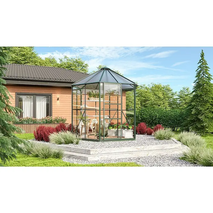 Vitavia Gewächshaus Juno 4500 - Außenmaß inkl. Dachüberstand (B x T): 220,9 x 253 cm, 3 mm, Smaragd - Ein elegantes Gewächshaus aus Glas mit Regalen für Pflanzen steht im Garten, umgeben von dekorativen Pflanzen und einem gepflegten Rasen.