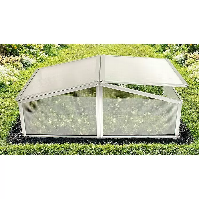 Vitavia Frühbeet Gaia XS - 60 x 100 x 26 cm, Transparent, Polycarbonat - Silbernes Aluminium-Frühbeet mit durchscheinenden Platten im Garten. Ein Deckel ist geöffnet und zeigt Pflanzen.