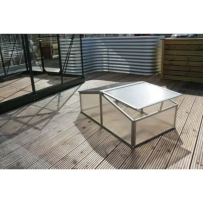 Vitavia Frühbeet Gaia XS - 60 x 100 x 26 cm, Transparent, Polycarbonat - Kleines Frühbeet mit Aluminiumrahmen und transparenten Platten, Deckel offen, auf Holzterrasse.