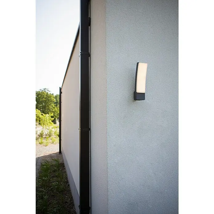 Lutec Aplique exterior LED Kira - 17,3 W, 8,3 x 11 x 31,1 cm, Antracita, IP54 - Lámpara de pared exterior moderna con un diseño elegante y curvo, que proporciona una iluminación cálida y acogedora. Ideal para entradas o patios.