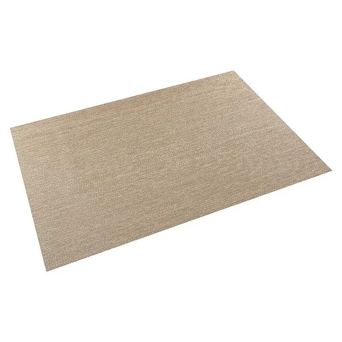 Alfombra de vinilo Living Lisa - Sisal, 180 x 120 cm - Una alfombra beige está sobre un fondo negro. La alfombra tiene una textura fina y es rectangular.