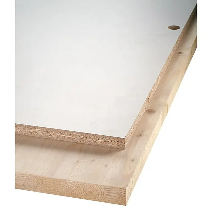 Bosch Mehrkranzlochsäge - Durchmesser: 26 mm - 64 mm, 7 -tlg. - Nahaufnahme einer weißen beschichteten Spanplatte auf einem Holzbrett. Die Materialien sind ideal für Möbelbau und Innenausbau.