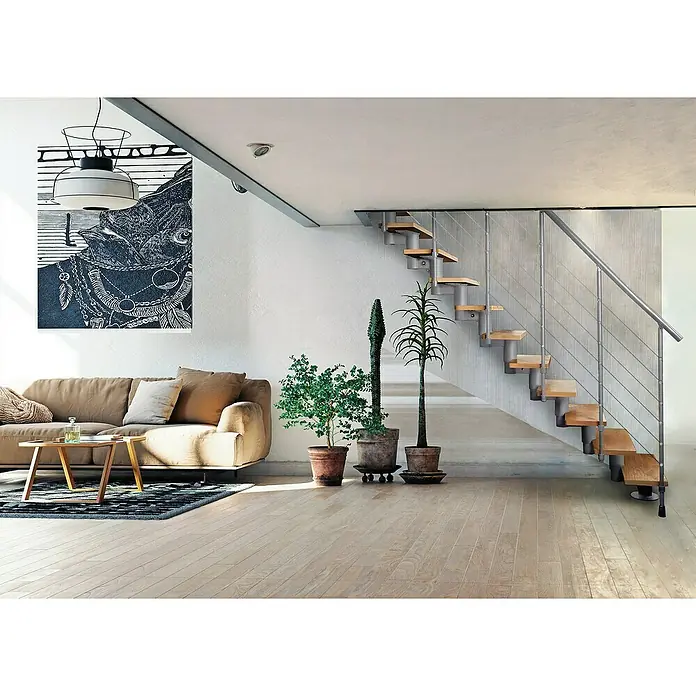 Atrium Mittelholmtreppe Dixi - Farbton Metall: RAL 9006, Breite: 80 cm, Buche, Gerade, Geschosshöhe: 222 cm - 300 cm - Wohnzimmer mit beigem Sofa, Holztisch, Kunstwerk und Treppe, dekoriert mit Pflanzen, die eine gemütliche und stilvolle Atmosphäre schaffen.