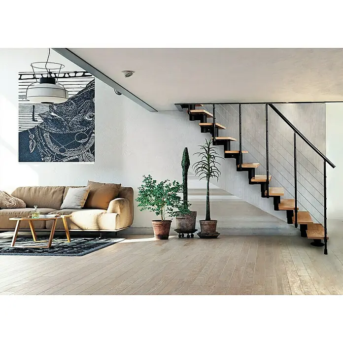 Atrium Mittelholmtreppe Dixi - Farbton Metall: RAL 9005, Breite: 80 cm, Buche, Gerade, Geschosshöhe: 222 cm - 300 cm - Ein modernes Wohnzimmer mit einem beigen Sofa, einem Couchtisch und einer Treppe mit Holzstufen. Die Pflanzentöpfe verleihen dem Raum eine natürliche Note.