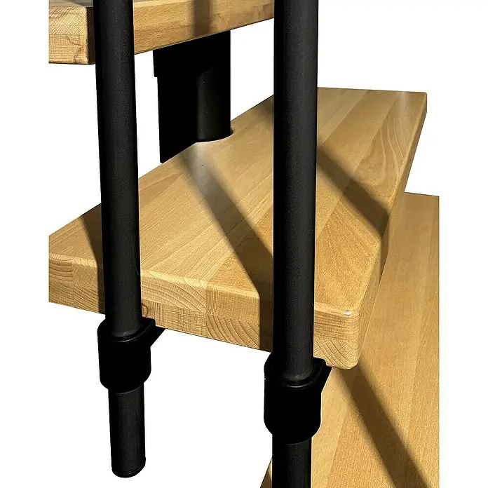 Atrium Mittelholmtreppe Dixi Vertical - Farbton Metall: RAL 9005, Breite: 80 cm, Buche, Gerade, Geschosshöhe: 222 cm - 300 cm - Detailaufnahme einer Holztreppe mit schwarzen Metallgeländern, die modernes Design und natürliche Materialien vereint.