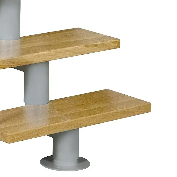 Atrium Mittelholmtreppe Dixi - Farbton Metall: RAL 9006, Breite: 80 cm, Buche, Gerade, Geschosshöhe: 222 cm - 300 cm - Detailaufnahme einer modernen Treppe mit Holzstufen und grauen Metallstützen, die ein schlichtes, offenes Design zeigen.
