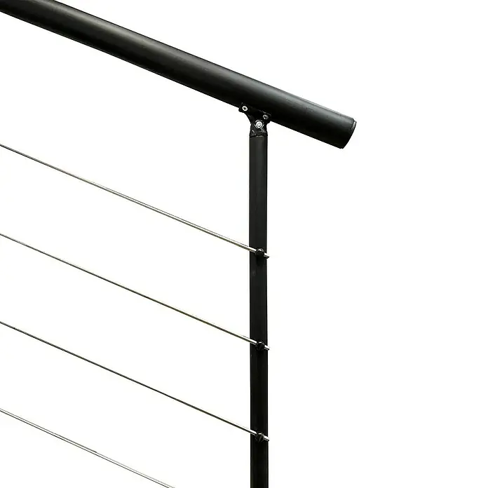 Atrium Mittelholmtreppe Dixi - Farbton Metall: RAL 9005, Breite: 70 cm, Buche, Gerade, Geschosshöhe: 222 cm - 300 cm - Nahaufnahme einer stilvollen schwarzen Metalltreppe mit horizontalen Edelstahlseilen. Modernes Design für Innenräume.