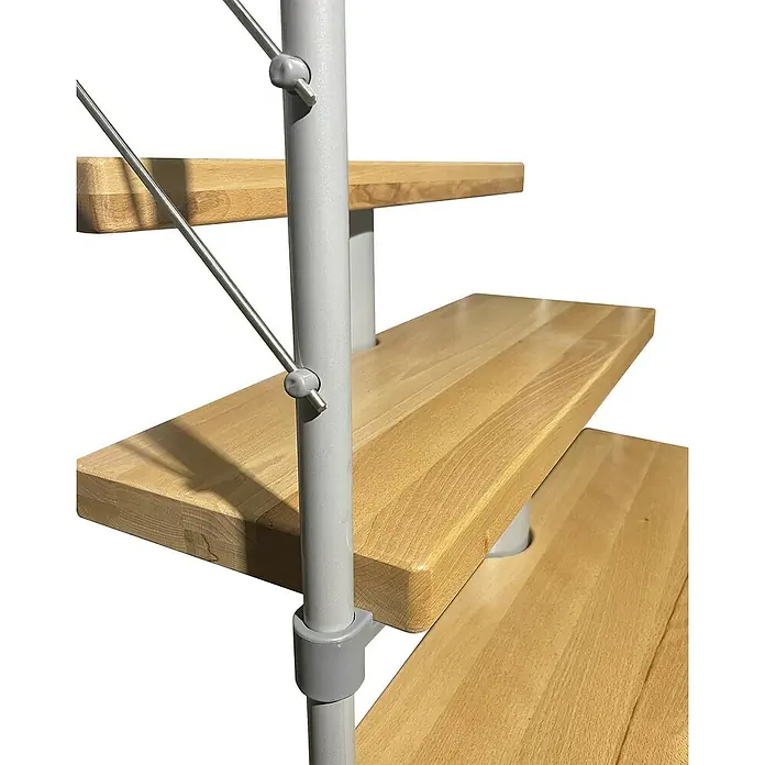 Atrium Mittelholmtreppe Dixi - Farbton Metall: RAL 9006, Breite: 80 cm, Buche, Gerade, Geschosshöhe: 222 cm - 300 cm - Detailaufnahme einer Wendeltreppe mit Holzstufen und grauem Metallgeländer, die moderne Eleganz und Funktionalität vereint.