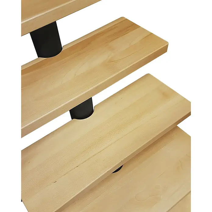 Atrium Mittelholmtreppe Dixi - Farbton Metall: RAL 9005, Breite: 80 cm, Buche, Gerade, Geschosshöhe: 222 cm - 300 cm - Nahaufnahme einer modernen Holztreppe mit schwarzen Metallelementen, die ein stilvolles und offenes Design bietet.