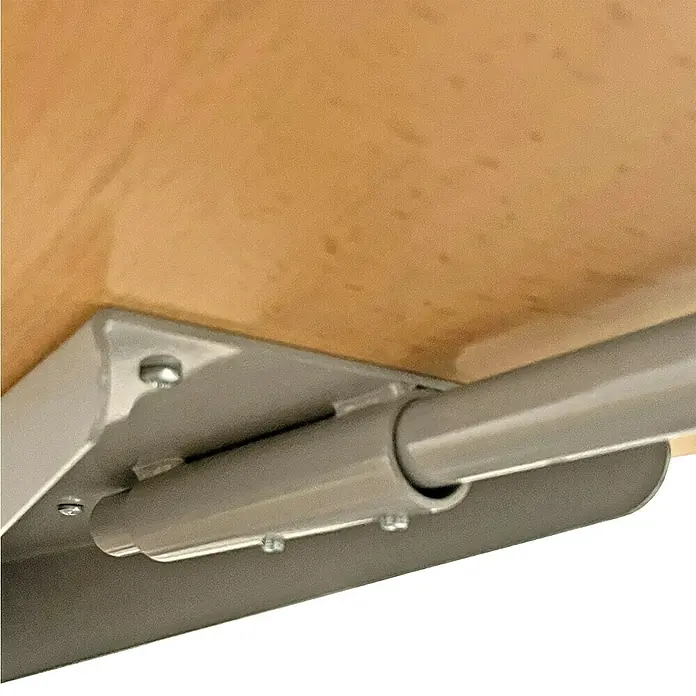 Atrium Spindeltreppe System - Farbton Metall: RAL 9006, Durchmesser: 168 cm, Buche, Geschosshöhe: 280 cm - 300 cm - Detailaufnahme einer Tischbeinhalterung aus Metall unter einer Tischplatte, befestigt mit Schrauben, die Stabilität und Haltbarkeit des Tisches gewährleisten.