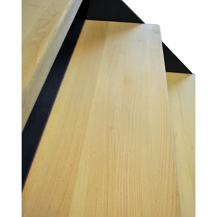 Atrium Wangentreppe Prosto - Farbton Metall: RAL 9005, Breite: 80 cm, Buche, Geschosshöhe: 274,5 cm - 285 cm - Eine Nahaufnahme von hellen Holzstufen mit dunklen Akzenten, die die Textur und das Design der Treppe hervorhebt.