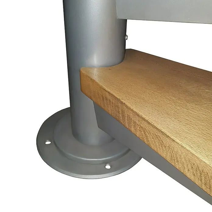 Atrium Spindeltreppe System - Farbton Metall: RAL 9006, Durchmesser: 168 cm, Buche, Geschosshöhe: 280 cm - 300 cm - Nahaufnahme einer Wendeltreppe mit Holzstufe und Metallpfosten.