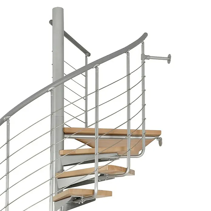 Atrium Spindeltreppe System - Farbton Metall: RAL 9006, Durchmesser: 168 cm, Buche, Geschosshöhe: 280 cm - 300 cm - Detailaufnahme einer eleganten Wendeltreppe mit Holzstufen und einem modernen Geländer aus Metall, ideal für stilvolle Innenräume.