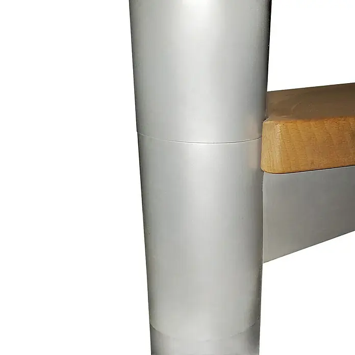 Atrium Spindeltreppe System - Farbton Metall: RAL 9006, Durchmesser: 168 cm, Buche, Geschosshöhe: 280 cm - 300 cm - Detailaufnahme eines modernen Möbelstücks mit einem silberfarbenen Metallbein und einem Holzdetail, das die minimalistische Ästhetik hervorhebt.