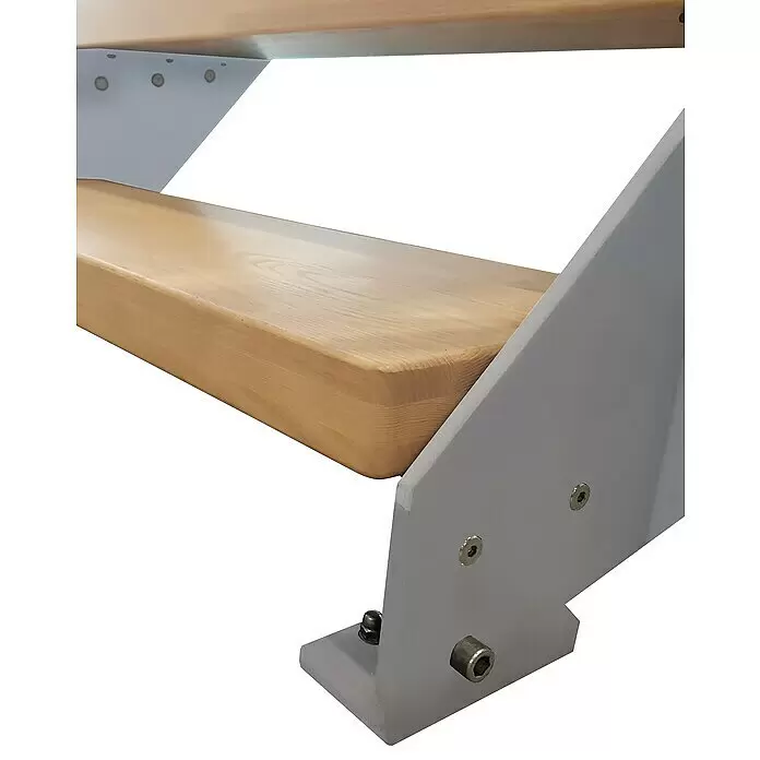 Atrium Wangentreppe Prosto - Farbton Metall: RAL 9006, Breite: 80 cm, Buche, Geschosshöhe: 274,5 cm - 285 cm - Helle Holzstufen auf grauem Metallgestell, mit sichtbaren Sechskant- und Rundbolzen befestigt.