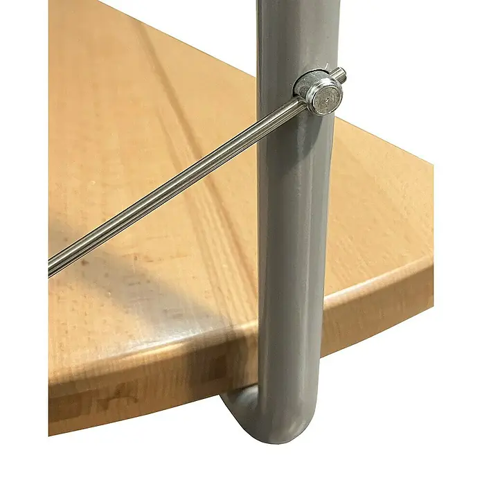 Atrium Spindeltreppe System - Farbton Metall: RAL 9006, Durchmesser: 168 cm, Buche, Geschosshöhe: 280 cm - 300 cm - Nahaufnahme einer Wendeltreppe mit Holzstufe, grauem Metallpfosten und silberner Geländerstange.