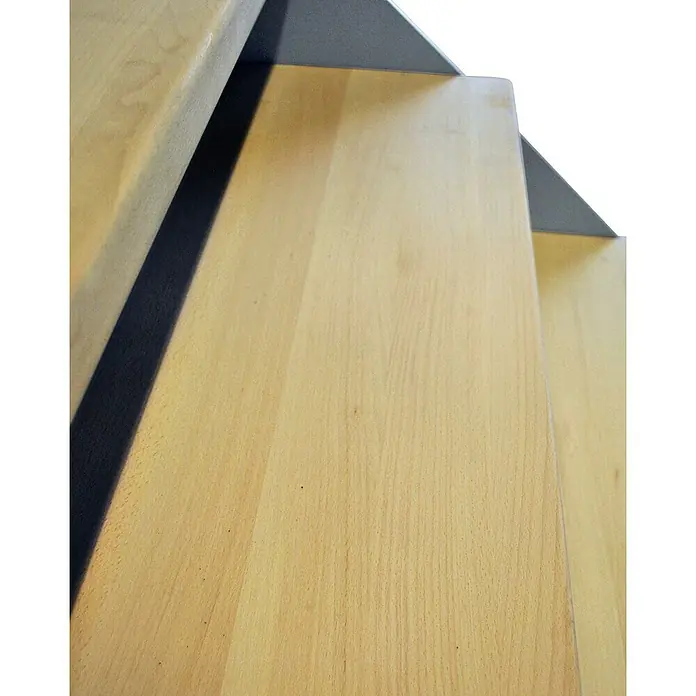 Atrium Wangentreppe Prosto - Farbton Metall: RAL 9006, Breite: 80 cm, Buche, Geschosshöhe: 274,5 cm - 285 cm - Nahaufnahme von hellen Holztreppenstufen mit modernen grauen Akzenten, die eine klare Linienführung und natürliche Eleganz betonen.